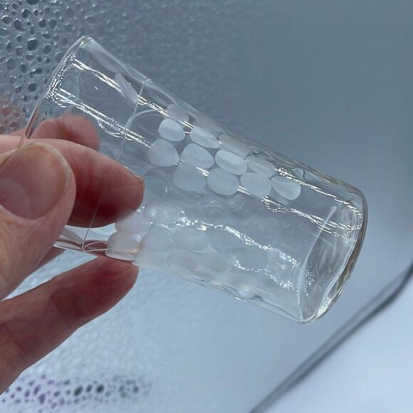 Set of four etched grapevines cordial glasses - Picture 3 of 8